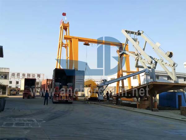 Aparato de lanzamiento de botes salvavidas de caída libre