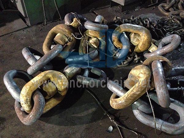 Cadena de amarre de plataforma petrolera en alta mar