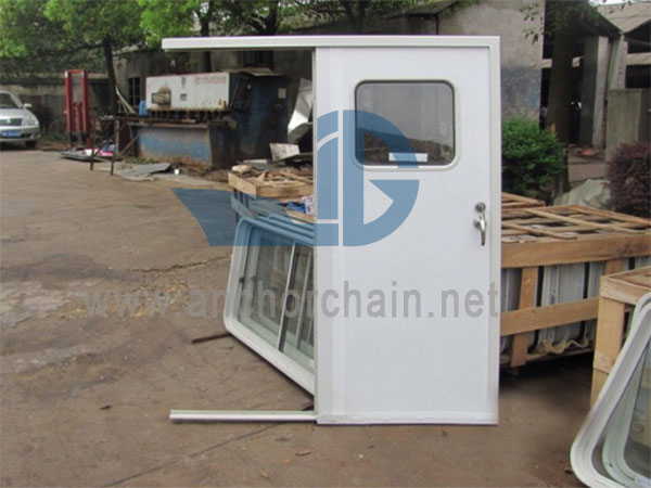Puerta de aluminio con revestimiento de una hoja para timonera